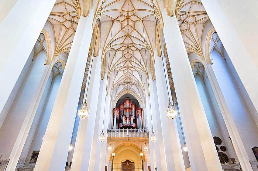 Frauenkirche München: Innenansicht mit Orgel und Deckengewölbe