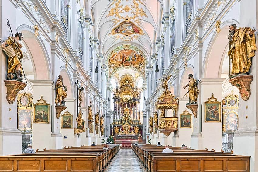 St. Peter Kirche München: Innenansicht mit Hochaltar