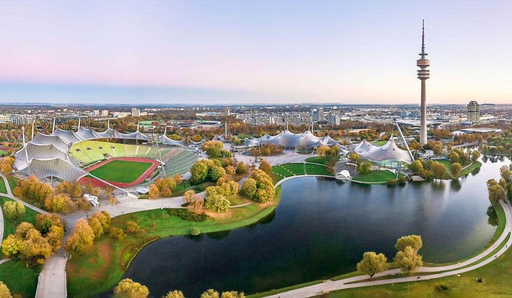 Olympia Park München von oben mit Blick auf den See