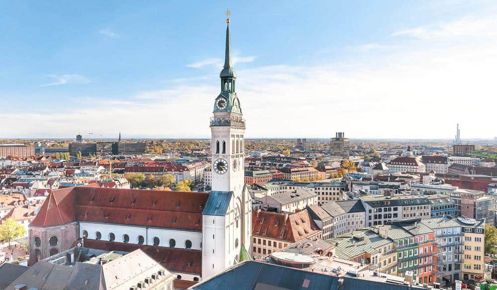 Turm der St. Peter Kirche mit Blick über München
